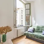 Apartman Un Pied A Terre Avec Terrasse A La Cathedrale - Nuit A Nîmes
