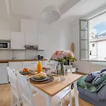 Un Pied A Terre Avec Terrasse A La Cathedrale - Nuit A *
