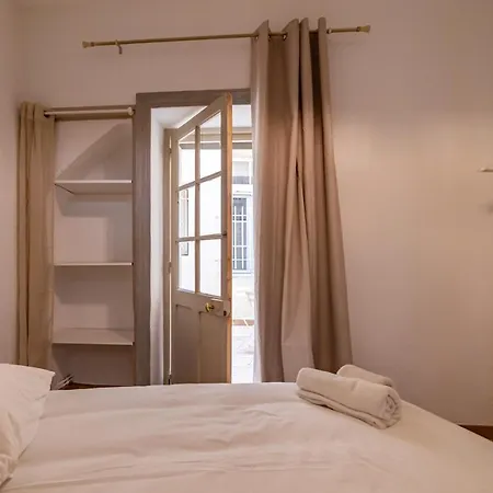 Un Pied A Terre Avec Terrasse A La Cathedrale - Nuit A *