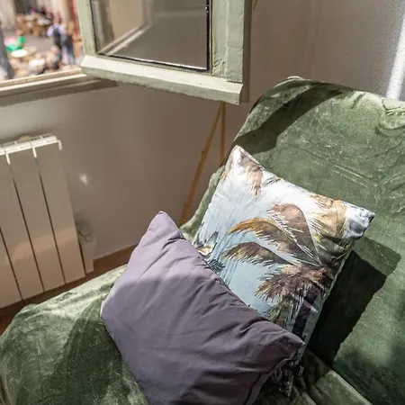 Un Pied à Terre Avec Terrasse à La Cathédrale - Nuit à Nîmes