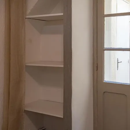 Un Pied à Terre Avec Terrasse à La Cathédrale - Nuit à Appartement Nîmes