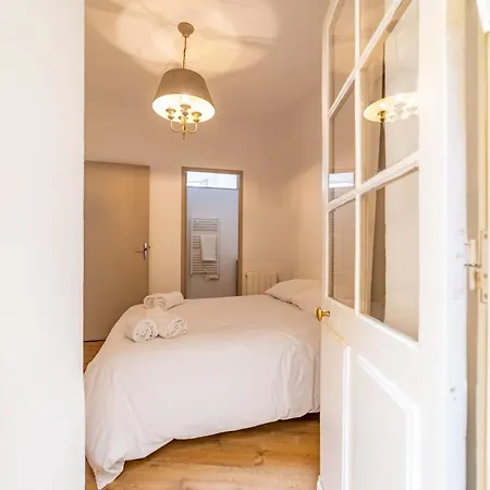 Un Pied à Terre Avec Terrasse à La Cathédrale - Nuit à *