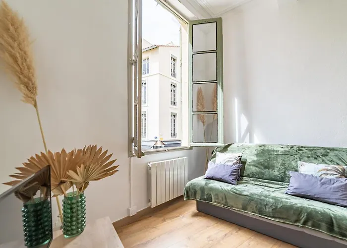 Appartamento Un Pied à Terre Avec Terrasse à La Cathédrale - Nuit à Nîmes