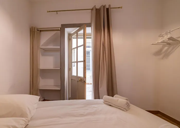 Un Pied à Terre Avec Terrasse à La Cathédrale - Nuit à *