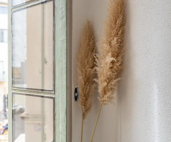 Un Pied à Terre Avec Terrasse à La Cathédrale - Nuit à Nîmes