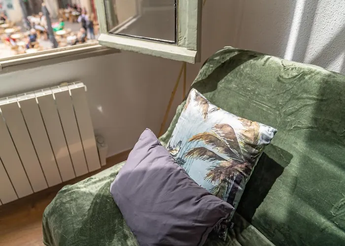 Un Pied à Terre Avec Terrasse à La Cathédrale - Nuit à Nîmes