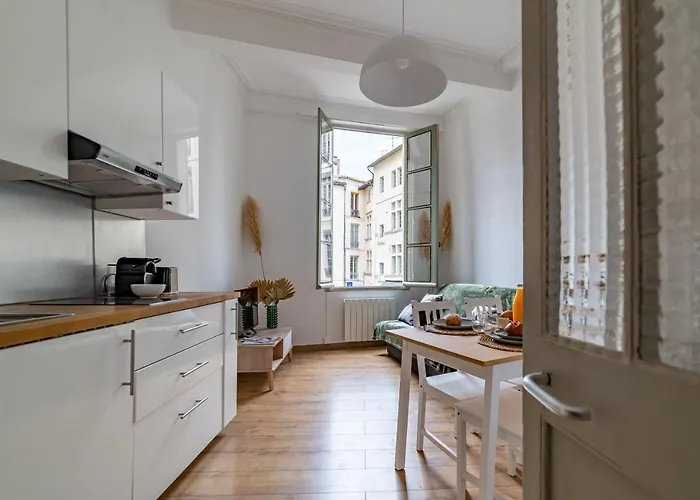 Appartamento Un Pied à Terre Avec Terrasse à La Cathédrale - Nuit à *