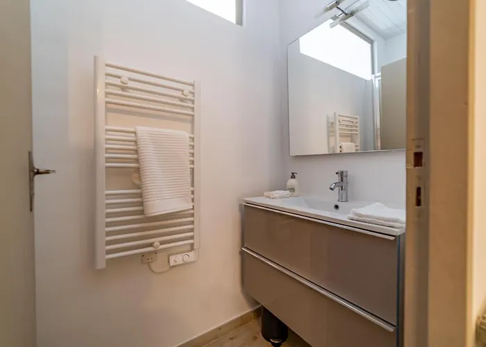 Appartamento Un Pied à Terre Avec Terrasse à La Cathédrale - Nuit à Nîmes