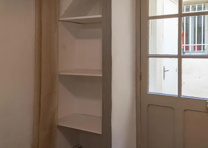 Un Pied A Terre Avec Terrasse A La Cathedrale - Nuit A Apartment Nimes