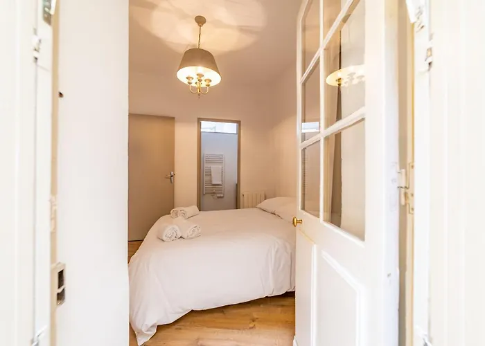 Un Pied A Terre Avec Terrasse A La Cathedrale - Nuit A *