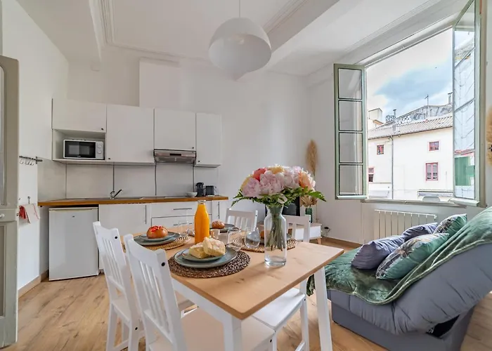 Un Pied A Terre Avec Terrasse A La Cathedrale - Nuit A *