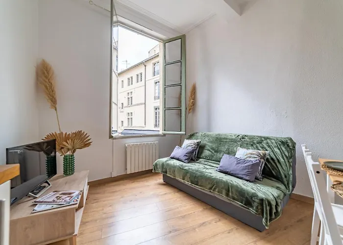 Un Pied à Terre Avec Terrasse à La Cathédrale - Nuit à * Nîmes